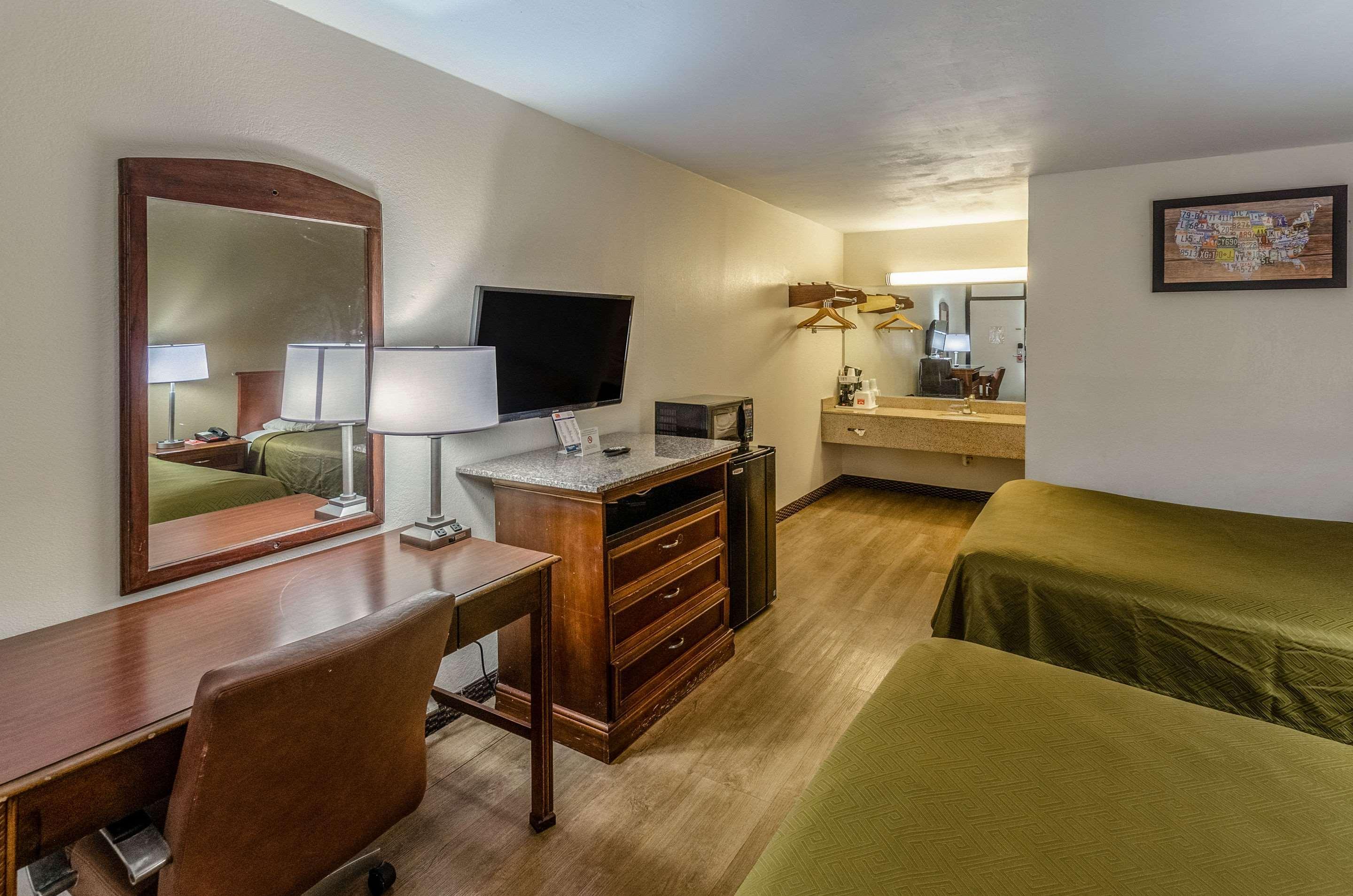 Econo Lodge *